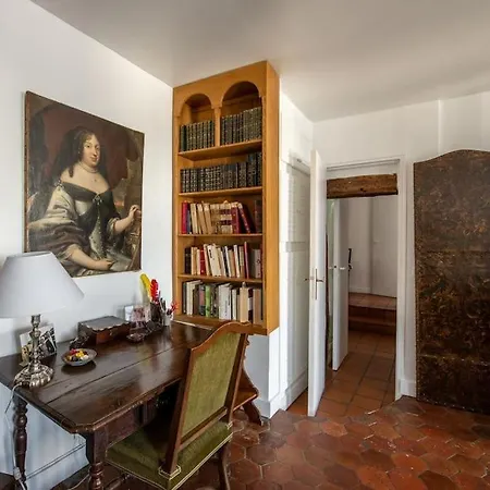 Charming Located In The Heart Of דירה *