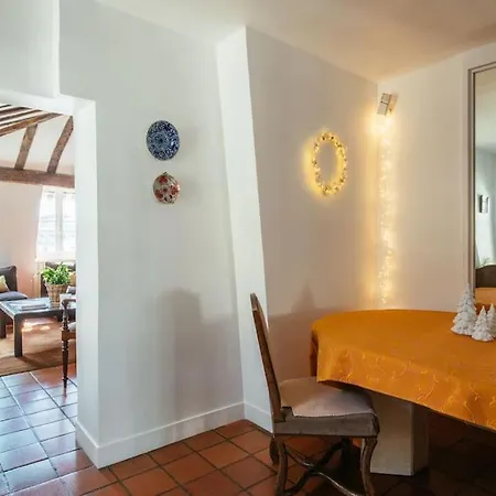 Charming Located In The Heart Of דירה *
